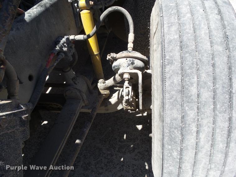 image for item L5599 2001 Freightliner FLD120 semi truck