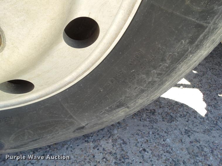 image for item L5599 2001 Freightliner FLD120 semi truck