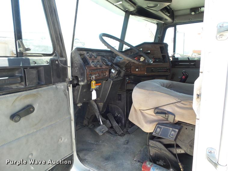 image for item L5599 2001 Freightliner FLD120 semi truck