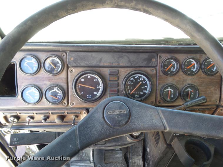 image for item L5599 2001 Freightliner FLD120 semi truck