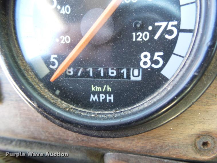 image for item L5599 2001 Freightliner FLD120 semi truck