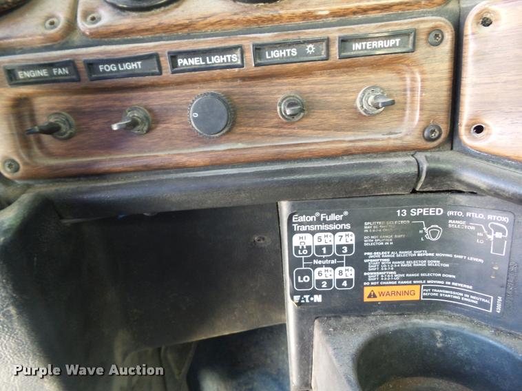 image for item L5599 2001 Freightliner FLD120 semi truck