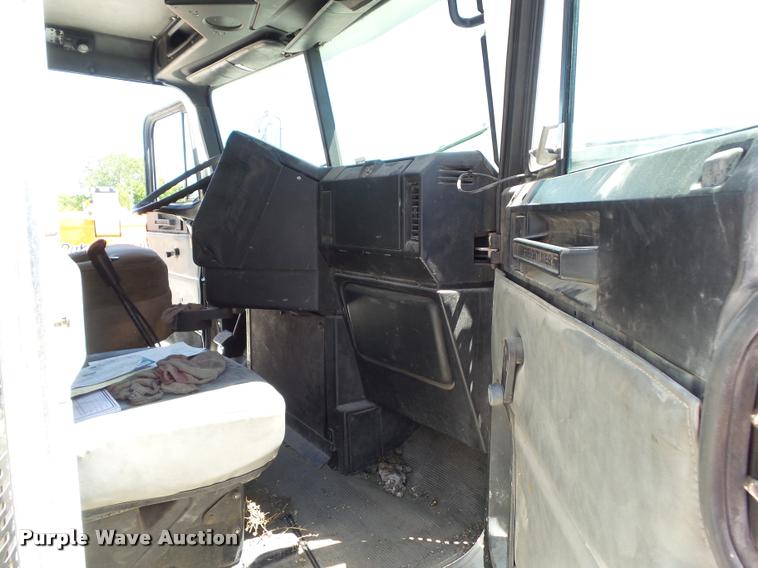 image for item L5599 2001 Freightliner FLD120 semi truck