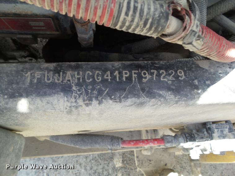 image for item L5599 2001 Freightliner FLD120 semi truck