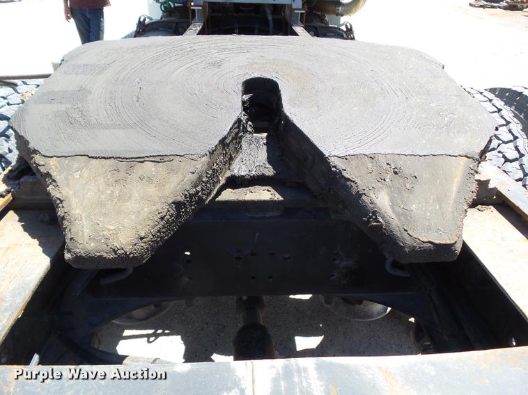 image for item L5599 2001 Freightliner FLD120 semi truck