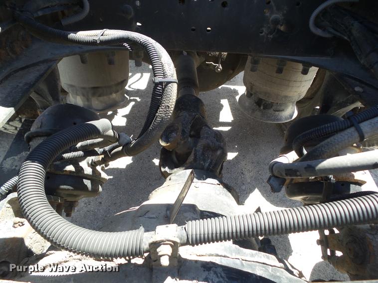 image for item L5599 2001 Freightliner FLD120 semi truck