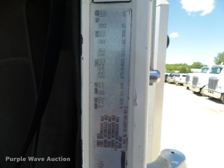 image for item L5599 2001 Freightliner FLD120 semi truck