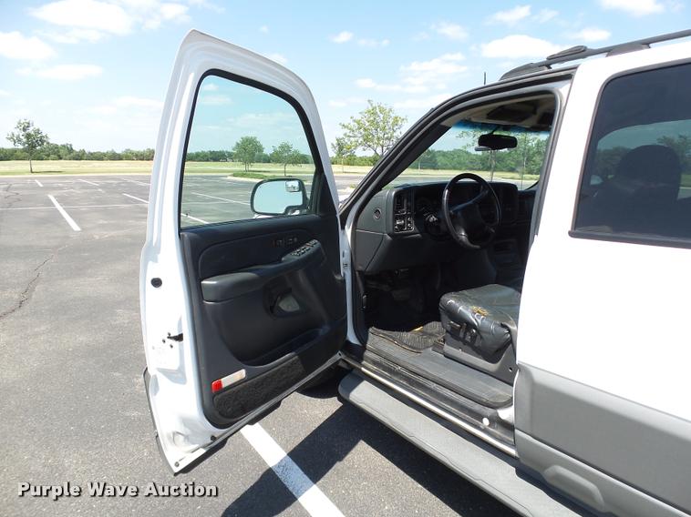 image for item AZ9431 2002 Chevrolet Avalanche 1500 Z66 Crew Cab pickup truck