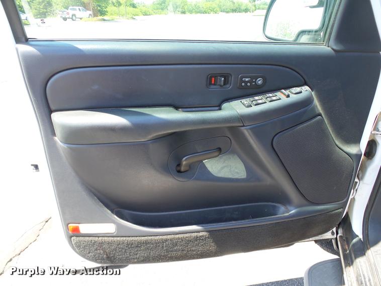 image for item AZ9431 2002 Chevrolet Avalanche 1500 Z66 Crew Cab pickup truck