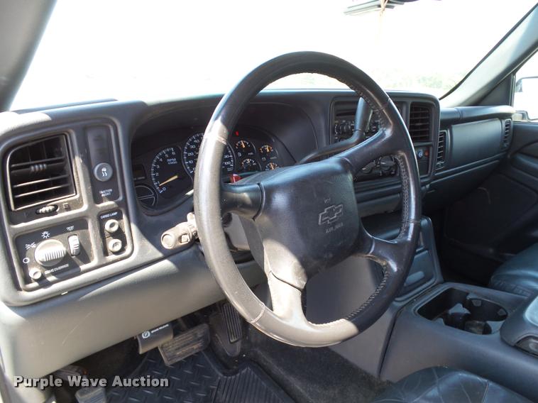 image for item AZ9431 2002 Chevrolet Avalanche 1500 Z66 Crew Cab pickup truck