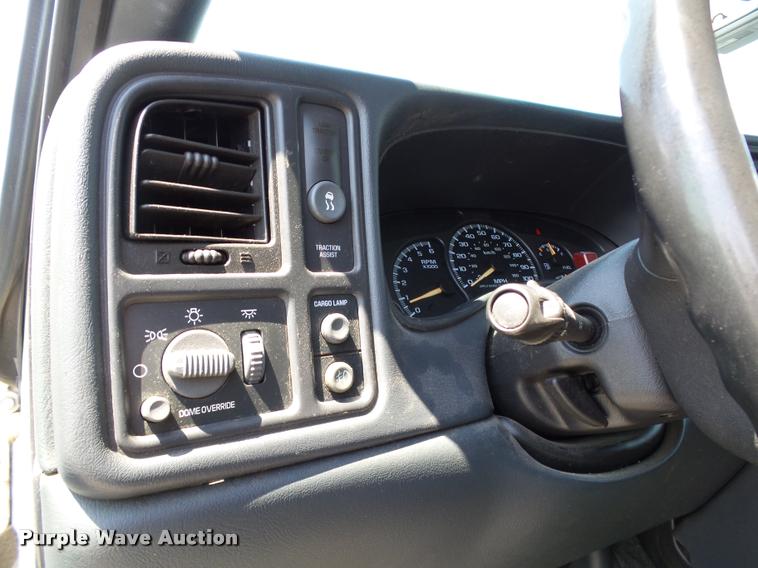 image for item AZ9431 2002 Chevrolet Avalanche 1500 Z66 Crew Cab pickup truck