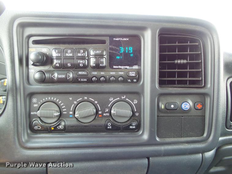 image for item AZ9431 2002 Chevrolet Avalanche 1500 Z66 Crew Cab pickup truck