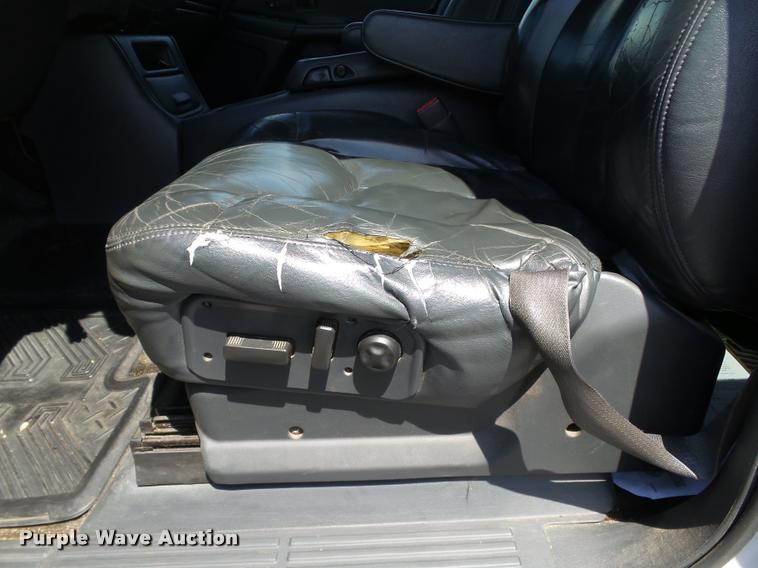 image for item AZ9431 2002 Chevrolet Avalanche 1500 Z66 Crew Cab pickup truck