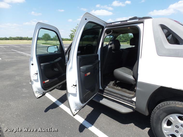 image for item AZ9431 2002 Chevrolet Avalanche 1500 Z66 Crew Cab pickup truck