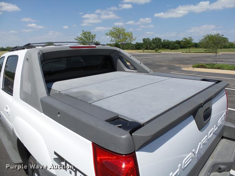 image for item AZ9431 2002 Chevrolet Avalanche 1500 Z66 Crew Cab pickup truck