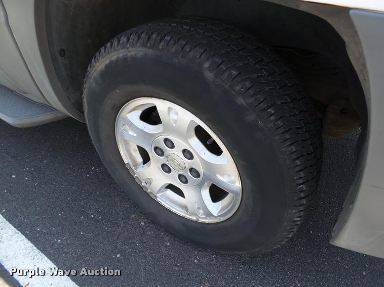 image for item AZ9431 2002 Chevrolet Avalanche 1500 Z66 Crew Cab pickup truck