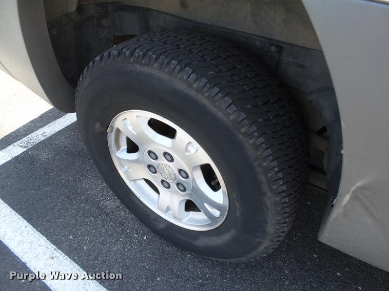 image for item AZ9431 2002 Chevrolet Avalanche 1500 Z66 Crew Cab pickup truck