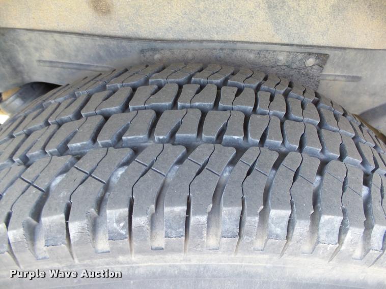 image for item AZ9431 2002 Chevrolet Avalanche 1500 Z66 Crew Cab pickup truck