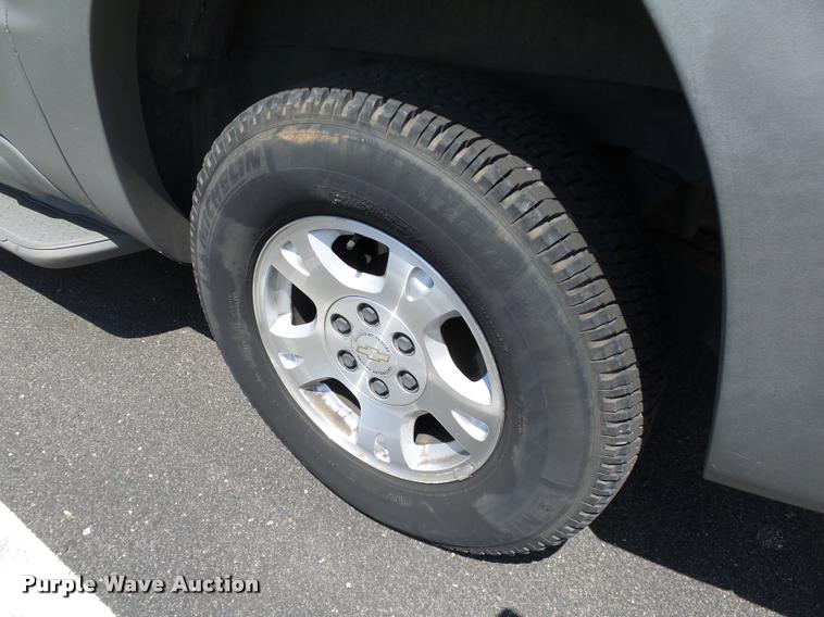 image for item AZ9431 2002 Chevrolet Avalanche 1500 Z66 Crew Cab pickup truck