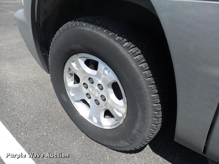 image for item AZ9431 2002 Chevrolet Avalanche 1500 Z66 Crew Cab pickup truck