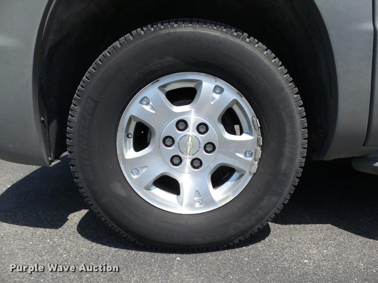 image for item AZ9431 2002 Chevrolet Avalanche 1500 Z66 Crew Cab pickup truck