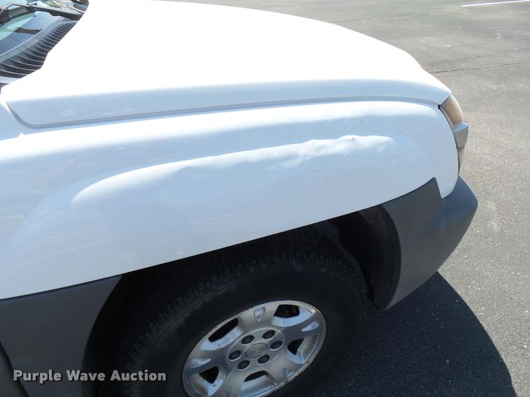 image for item AZ9431 2002 Chevrolet Avalanche 1500 Z66 Crew Cab pickup truck