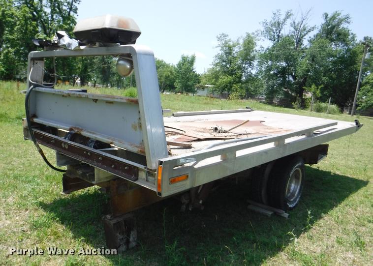 Chevron rollback bed in Longton, KS Item CA9616 sold Purple Wave