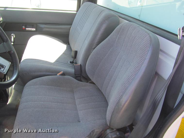 image for item DA1019 2000 GMC C6500 box truck