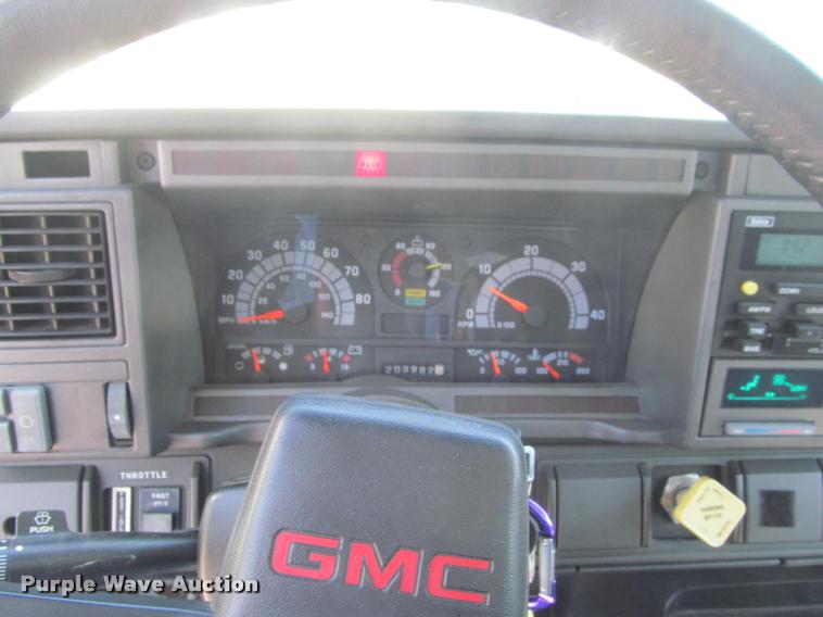 image for item DA1019 2000 GMC C6500 box truck