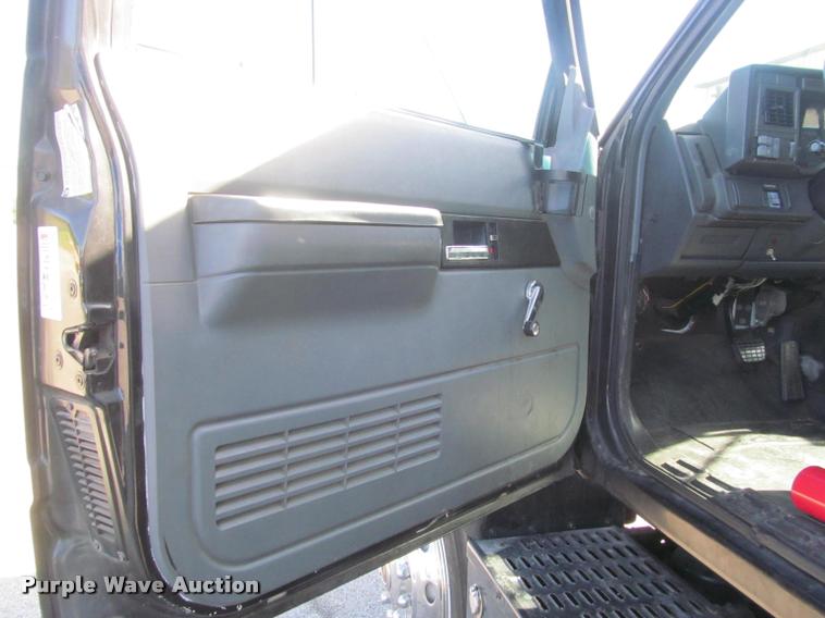 image for item DA1020 2001 GMC C7500 box truck