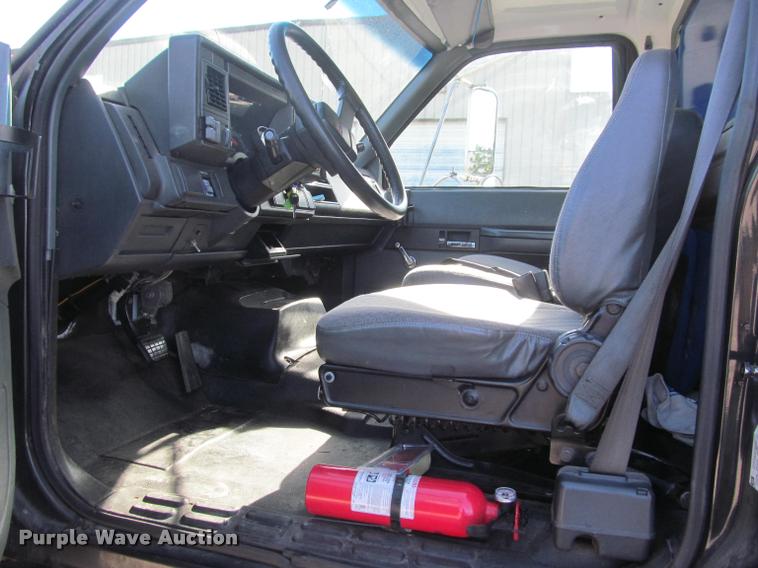 image for item DA1020 2001 GMC C7500 box truck