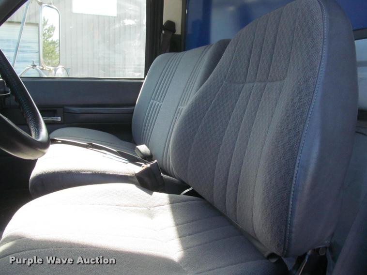 image for item DA1020 2001 GMC C7500 box truck