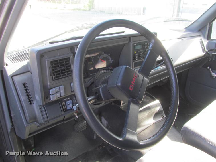 image for item DA1020 2001 GMC C7500 box truck