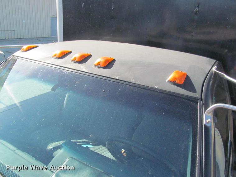 image for item DA1020 2001 GMC C7500 box truck