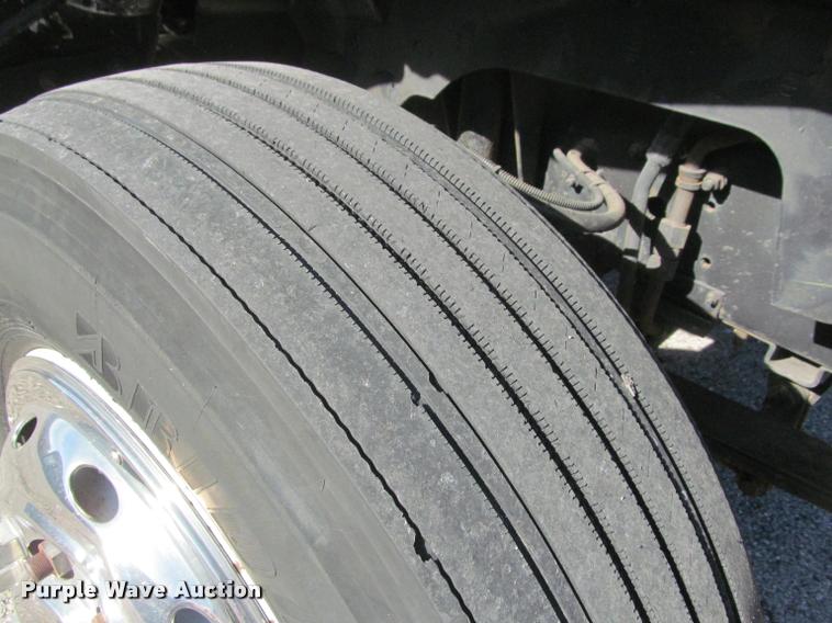 image for item DA1020 2001 GMC C7500 box truck