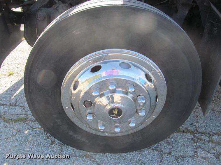 image for item DA1020 2001 GMC C7500 box truck