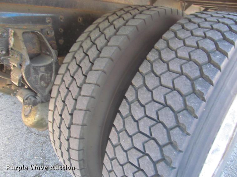 image for item DA1020 2001 GMC C7500 box truck