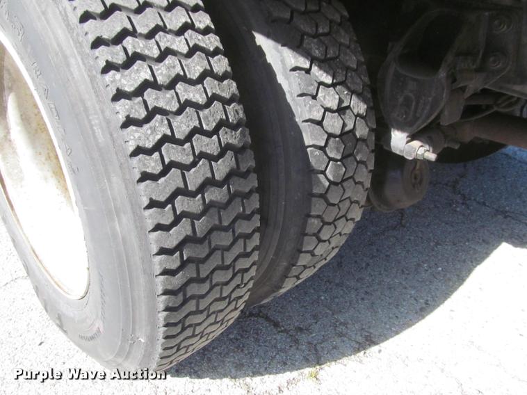 image for item DA1020 2001 GMC C7500 box truck