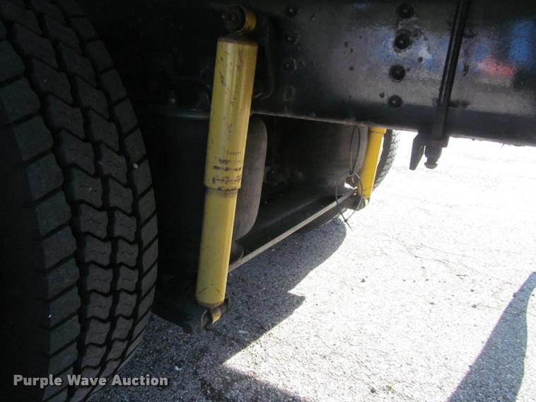 image for item DA1020 2001 GMC C7500 box truck