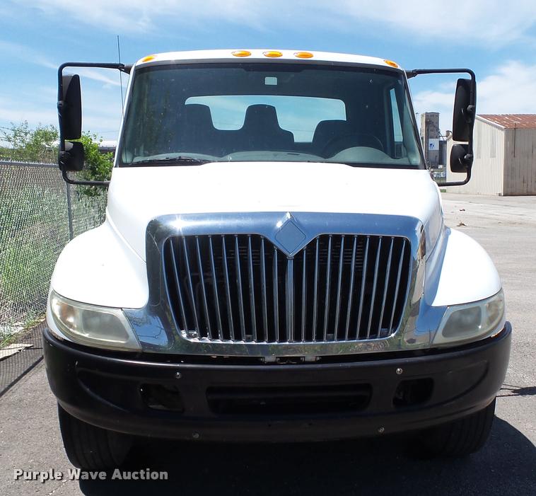 image for item DA1079 2007 International 4200 truck cab and chassis