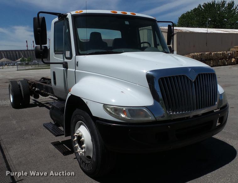 image for item DA1079 2007 International 4200 truck cab and chassis