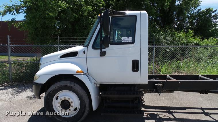 image for item DA1079 2007 International 4200 truck cab and chassis