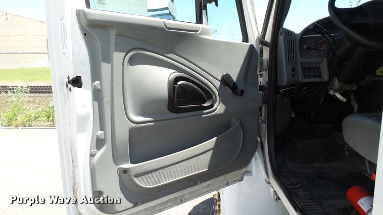 image for item DA1079 2007 International 4200 truck cab and chassis