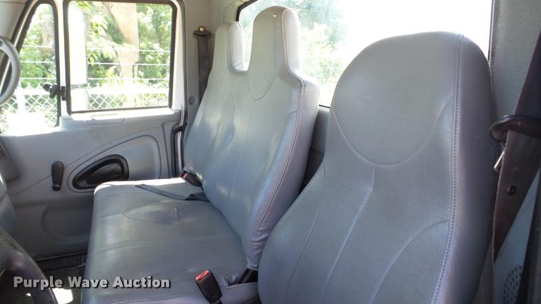 image for item DA1079 2007 International 4200 truck cab and chassis