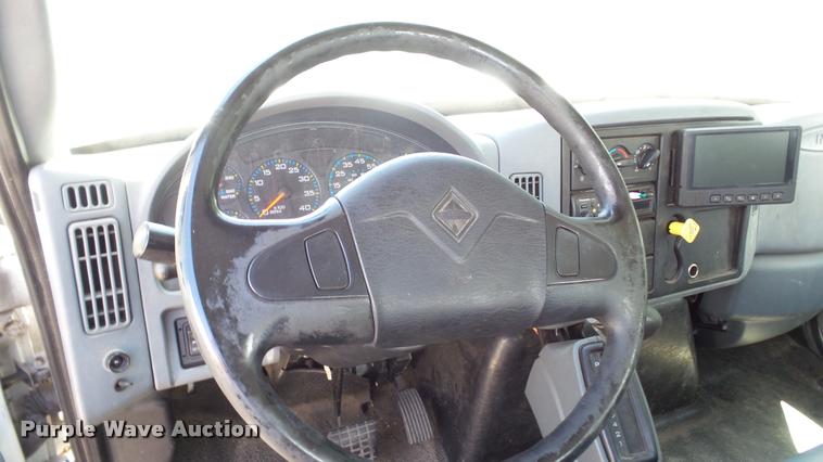 image for item DA1079 2007 International 4200 truck cab and chassis