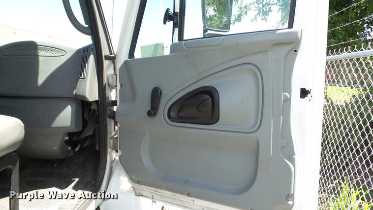 image for item DA1079 2007 International 4200 truck cab and chassis