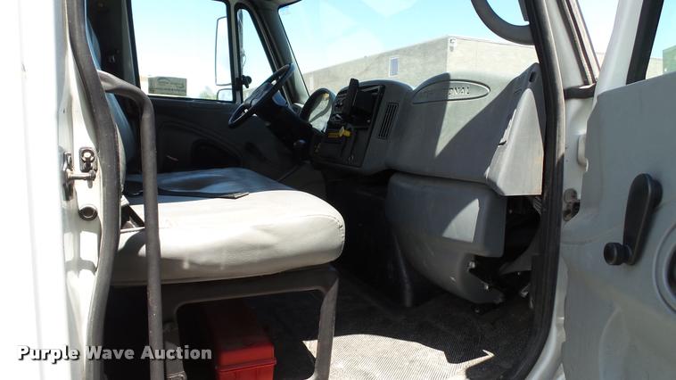 image for item DA1079 2007 International 4200 truck cab and chassis