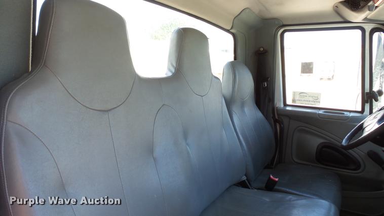 image for item DA1079 2007 International 4200 truck cab and chassis
