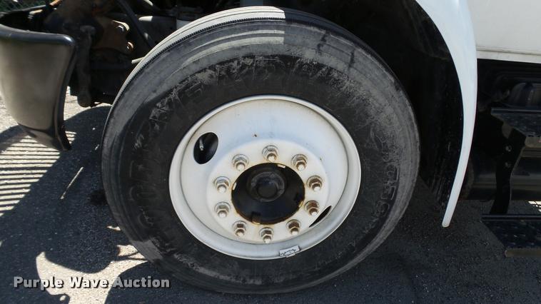 image for item DA1079 2007 International 4200 truck cab and chassis