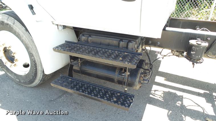 image for item DA1079 2007 International 4200 truck cab and chassis